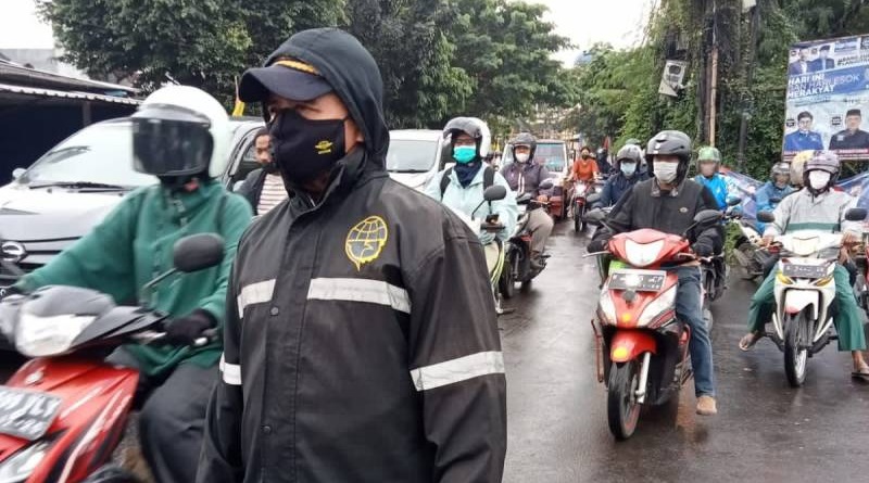 Salah satu petugas Dishub Kota Tangerang sedang bersiaga atasi kemacetan akibat intensitas hujan/Repro