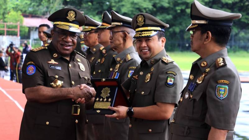 Wakil Menteri (Wamen) Dalam Negeri John Wempi Wetipo memberikan piagam pengahrgaan kepada Walikota Tangerang Arief Wismansyah/Repro