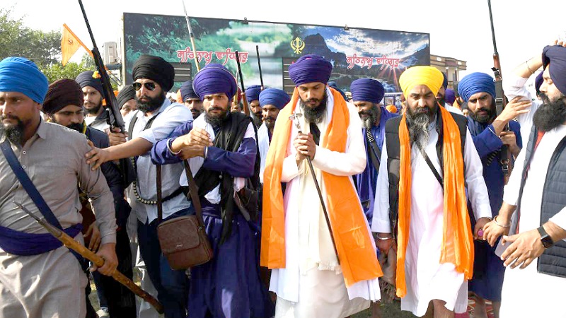 Amritpal Singh dengan para pendukungnya di sebuah desa dekat Kapurthala di Punjab. -.V. Krishnan-TheHindu-