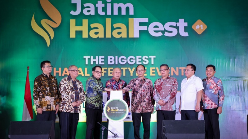 MenKopUKM Teten Masduki saat membuka Jatim Halal Fest, di Surabaya, Jumat (17/3)/Ist