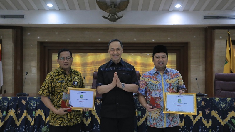 Founder ESQ Group Ary Ginanjar Agustian (tengah) menyerahkan penghargaan Core Values ASN BerAKHLAK kepada Walikota Tangerang Arief Wismansyah/Repro