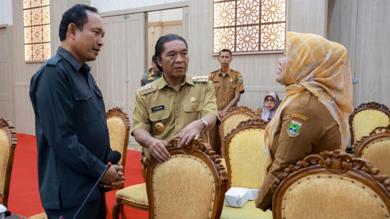 Pj Gubernur Banten Al Muktabar (tengah) usai Rakor Pengendalian inflasi dengan Kemendagri/Repro