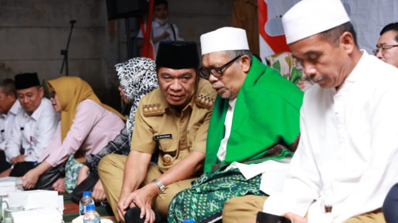 Penjabat (Pj) Gubernur Banten Al Muktabar  di Pondok Pesantren Al Fathaniyah di Kota Serang. (Foto: Repro)