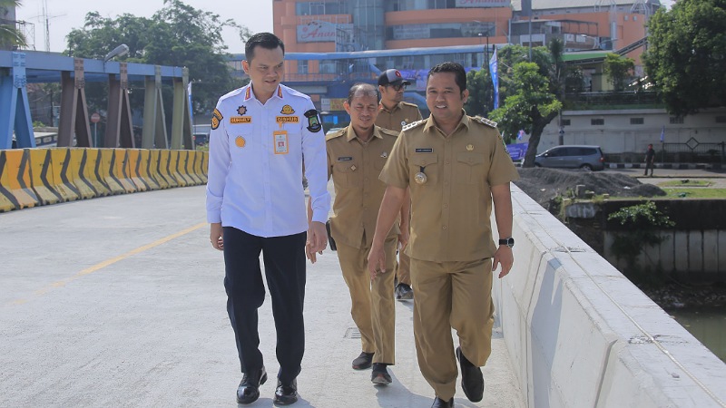 Walikota Tangerang Arief Wismansyah saat meninjau Jembatan Cisadane. (Dok. Pemkot)