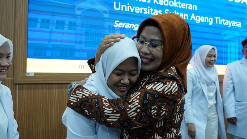 Bupati Serang Ratu Tatu Chasanah memeluk salah satu mahasiswa Fakultas Kedokteran Untirta yang akan melaksanakan praktik. (Foto: Istiqomat)