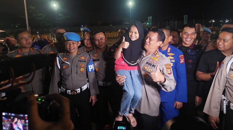 Kapolda Banten Irjen Pol Rudy Heriyanto berinteraksi dengan pemudik saat meninjau langsung Dermaga 6 Eksekutif Pelabuhan Merak pada Sabtu (15/4) malam. {Foto: Bidhumas)