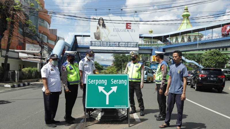 Pemasangan rambu jalan di ruas jalan-jalan di Kota Tangerang jelang lebaran 1444 H. (Foto: Repro)
