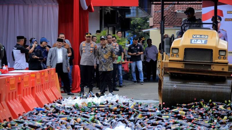 Pemusnahan Barang Bukti Minuman Beralkohol Hasil Operasi Cipta Kondisi Kepolisan Resor Metro Tangerang Selama Bulan Suci Ramadan 1444 H. (Foto: Dok Pemkot)