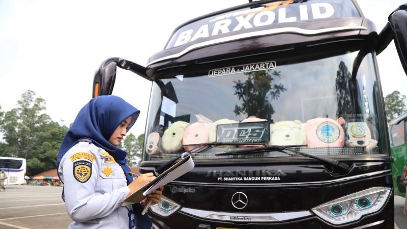 Petugas Dishun Kota Tangerang sedang memeriksa kelayakan salah satu bus yang akan digunakan mudik lebaran. (Foto: Repro)