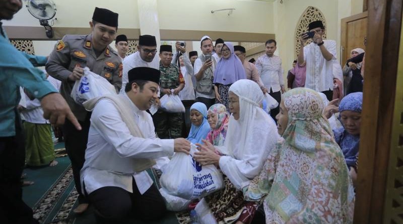 Walikota Tangerang Arief Wismansyah membagikan paket sembako/Repro