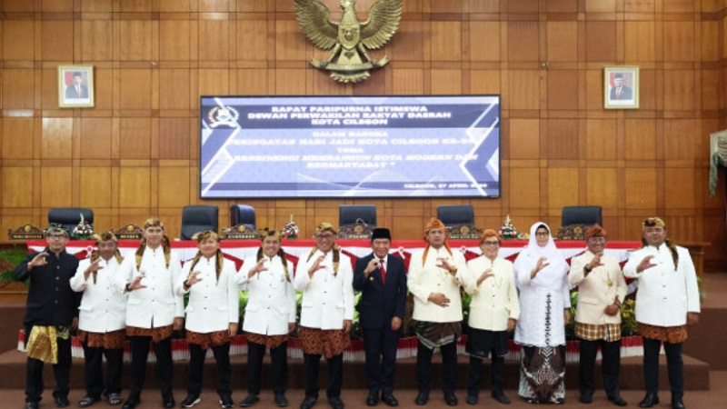 Penjabat (Pj) Gubernur Banten Al Muktabar usai menghadiri Rapat Paripurna Istimewa dalam Memperingati Hari Jadi Kota Cilegon Ke-24. (Foto: Dok. Pemprov Banten)