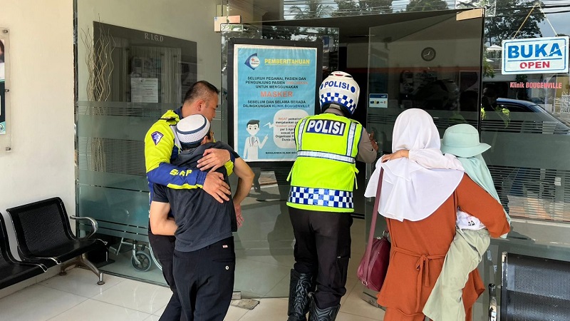 Personil dari Polres Pandeglang melakukan respon cepat mengatarkan wisatawan yang sakit ke Klinik. (Foto: Repro)
