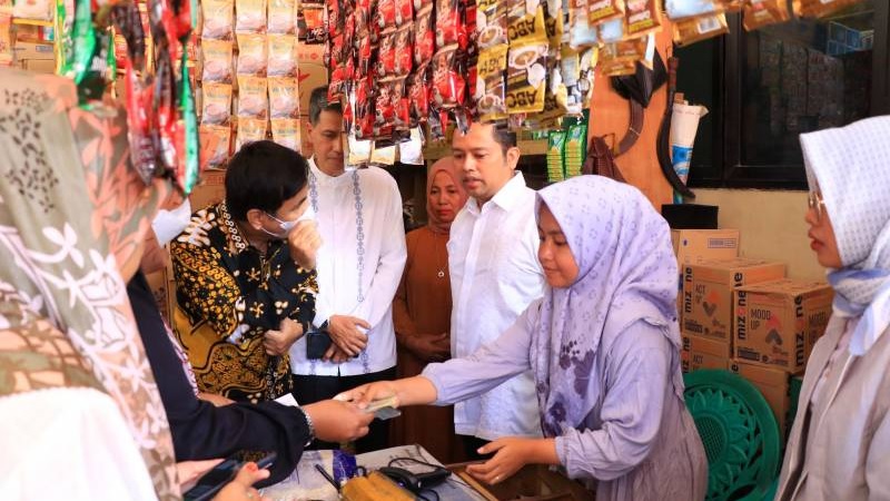 Walikota Tangerang Arief Wismanyah meresmikan Warung Rakyat Berbasis Digital. (Foto: Dok Pemkot Tangerang)