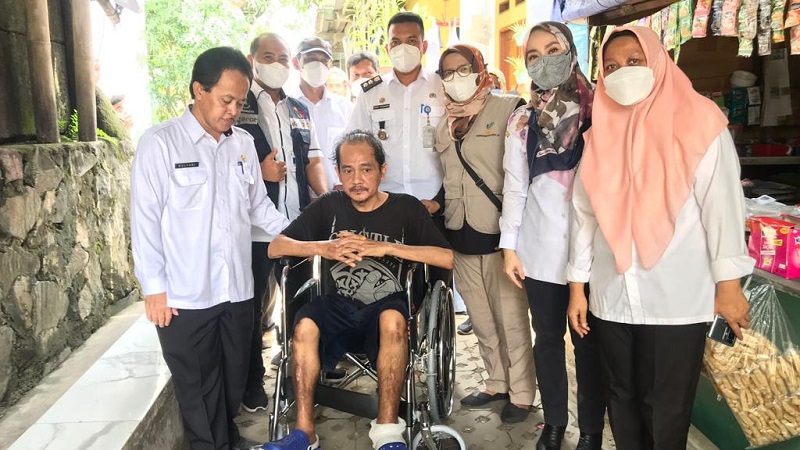 Dinsos Kota Tangerang menyalurkan bantuan kursi roda untuk lansia dan difabel. (Foto: Dok Pemkot)