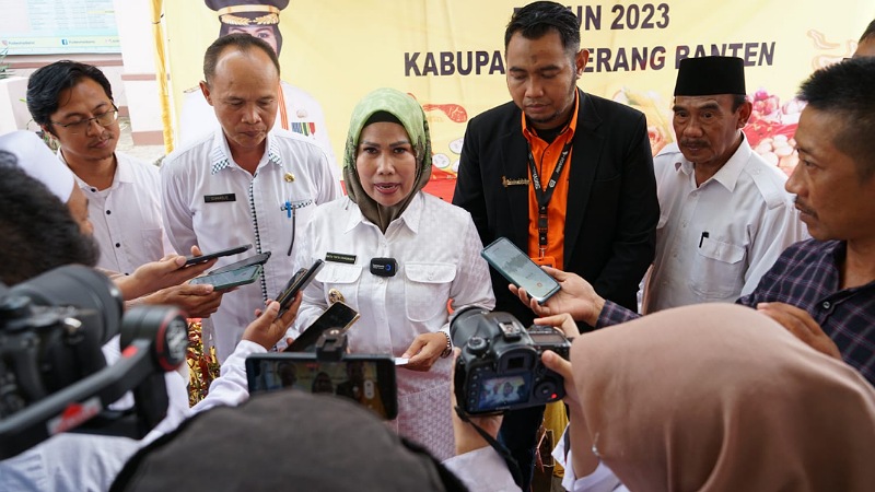 Bupati Serang Ratu Tatu Chasanah memberikan keterangan pers bantuan pangan penanganan stunting. (Foto: Istiqomat)