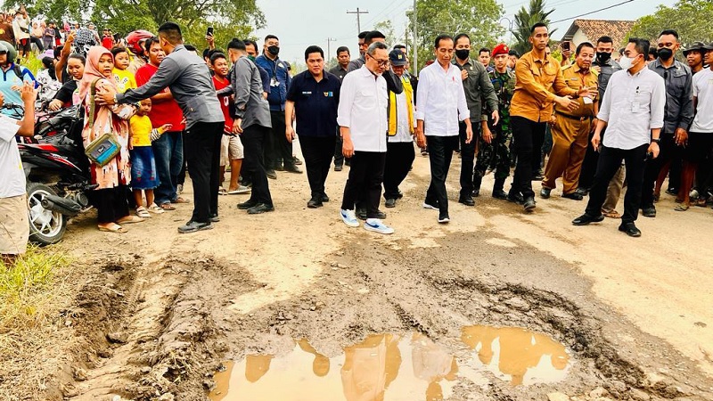 Presiden Joko Widodo meninjau jalan rusak di Lampung, Jumat, 5 Mei 2023.-Setpres RI-