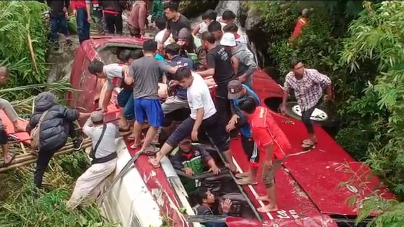 Warga tengah mengevakuasi korban bus yang terjun ke sungai di Objek Wisata Guci. (Foto: Tangkapan Layar)