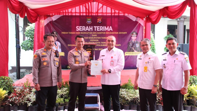 Bupati Tangerang Ahmed Zaki Iskandar menyerahkan hibah tanah dan bangunan eks Kecamatan kepada Kapolresta Tangerang  Kombes Pol Sigit Dani Setiyono. (Foto: Dok Pemkab)