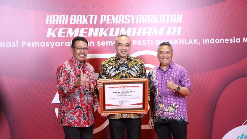 Bupati Tangerang Ahmed Zaki Iskandar (tengah) memperlihatkan penghargaan dari Kemenkumham. (Foto: Dok Pemkab)