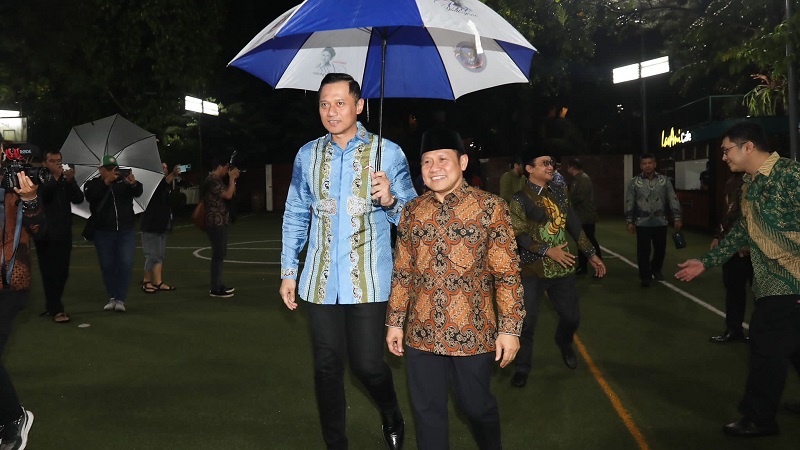 Ketum Partai Demokrat Agus Harimurti Yudhoyono (AHY) memayungi Ketum PKB Muhaimin Iskandar saat bersilaturahmi ke kediaman SBY di Cikeas. (Foto: Twitter @AgusYudhoyono)