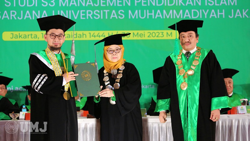 Ustaz Adi Hidayat (UAH) menerima gelar Doktor Honoris Causa (HC) dari Universitas Muhammadiyah Jakarta (UMJ). (Foto: Dok UMJ)
