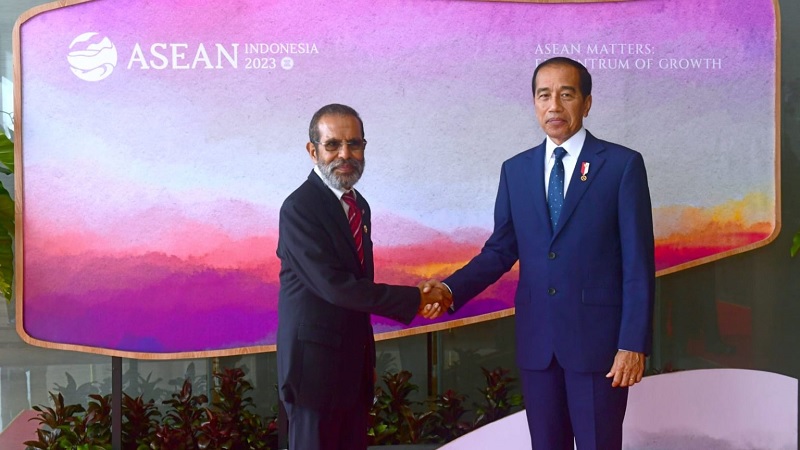 Presiden Jokowi dan PM Timor-Leste Taur Matan Ruak menggelar pertemuan bilateral di Hotel Meruorah, Labuan Bajo, Selasa (09/5). (Foto: BPMI Setpres)