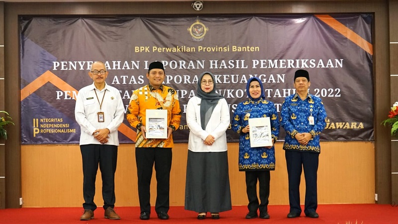 Bupati Serang Ratu Tatu Chasanah menerima penghargaaa opini Wajar Tanpa Pengecualian (WTP) dari BPK ke 12 secara berturut-turut.(Foto: Dok Pemkab)