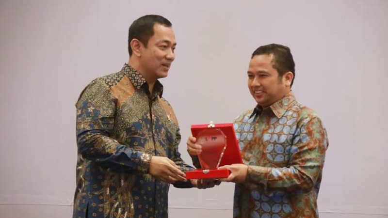 Kepala LKPP, Hendrar Prihadi menyerahkan penghargaan peringkat pertama Unit Kerja Pengadaan Barang/Jasa (UKPBJ) Proaktif 2023, kepada Walikota Tangerang, Arief R. Wismansyah. (Foto: Dok. Pemkot)