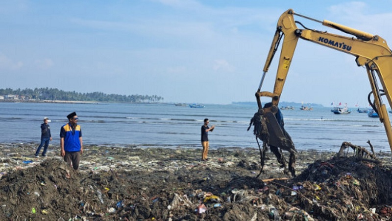 Pemprov Banten turunkan alat berat bantu penanganan tumpukan sampah di Pantai Labuan. (Foto: Dok Pemprov)