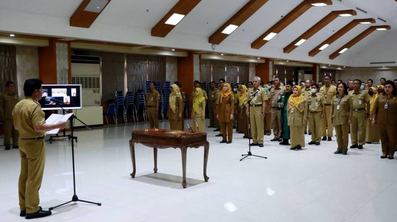 Wakil Walikota Tangerang Sachrudin melantik 119 ASN sebagai bagian dari penyegaran baik itu rotasi maupun promosi. (Foto: Dok Pemkot)