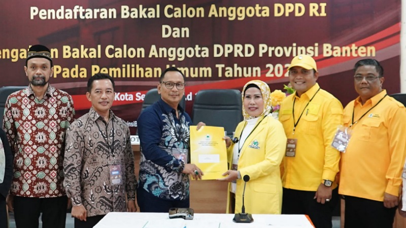 Ketua DPD Golkar Banten Ratu Tatu Chasanah mendaftarakan Bacaleg ke KPU Banten. (Foto: Komat)