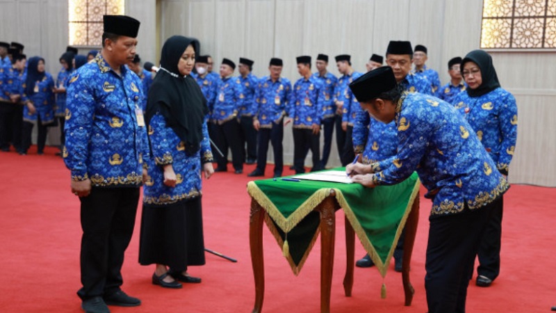 Pj Gubernur Banten Al Muktabar mengkuhkan dan melantik 478 untuk menduduki jabatan baru di OPD. (Foto: Pemprov)