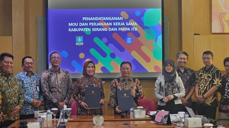 Penandatangan kerjasama antara Bupati Serang dengan Dekan FMIPA ITB Prof  Wahyu Srigutomo mewakili Rektor ITB di Gedung FMIPA, Bandung, Jumat (19/5). (Foto: Istimewa)
