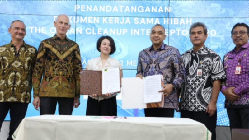 Penandatangan Mou Hibah  Interceptor 020 dari The Ocean Cleanup Belanda kepada Pemkab Tangerang. (Foto: Dok Pemkab)