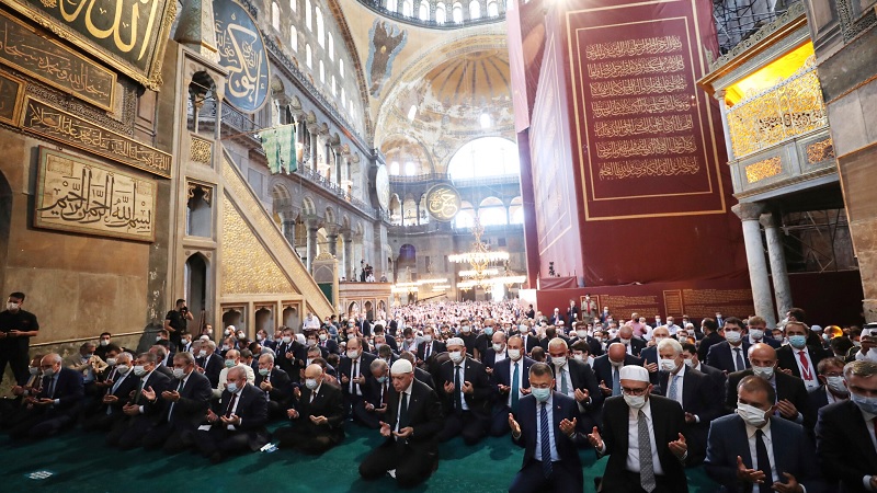 Capres incumbent Turki Tayeb Erdogan sembahyang di masjid Hagia Sophia, bersama puluhan ribu pendukungnya. -