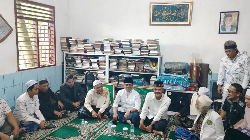 Bacapres PDIP Ganjar Pranowo saat berkunjung ke ulama kharimastik Banten, Abah Abuya Muhtadi. (Foto: Dok Sespri Abuya Muhtadi)