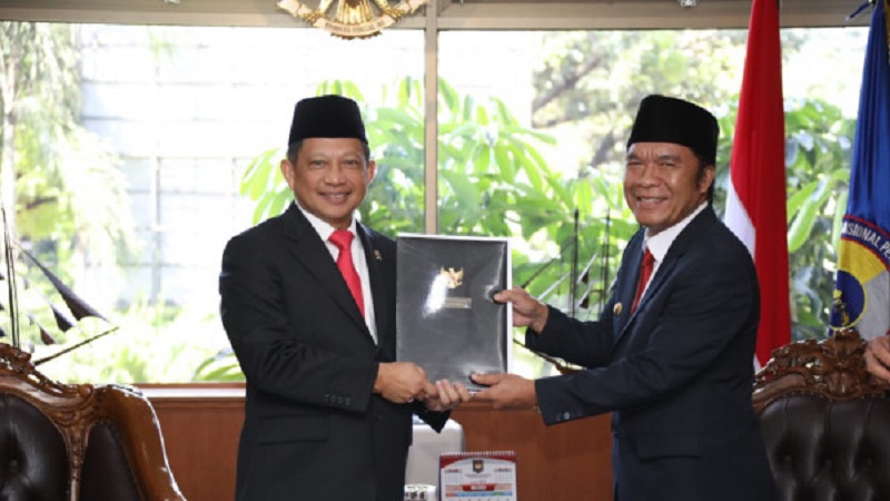 Mendagri Tito Karnavian meyerahkan SK Penjangan Jabatan kepada Pj Gubernur Banten Al Muktabar. (Foto: Dok Pemprov)