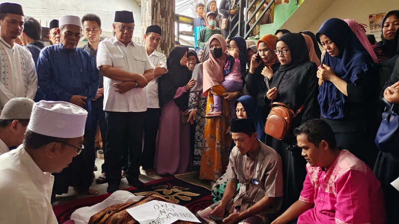 Walikota Tangerang Selatan Benyamin Davnie menyerahkan korban meninggal kedua bernama Ibin Muqorobin kepada keluarga. (Foto: Istimewa)