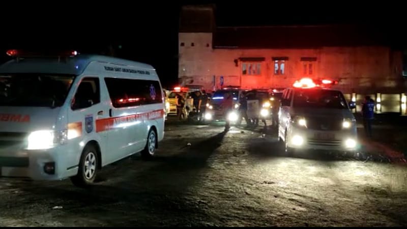 Dinkes Tangsel mengerahkan puluhan Ambulans untuk mengevakuasi korban kelecelakaan bus di Guci, Tegal. (Foto: Lani)