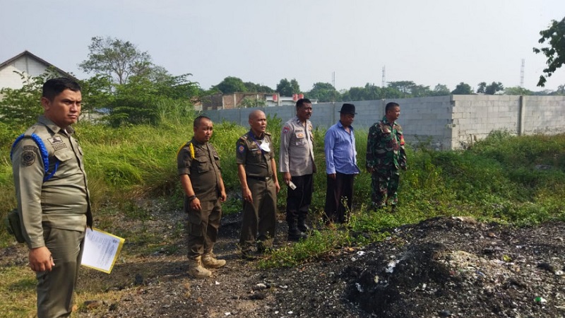 Satpol PP Kabupateb Tangerang memberikan teguran kepada pemilik usaha limbah di Kecamatan Sindang Jaya dan Rajeg. Foto (Repro)