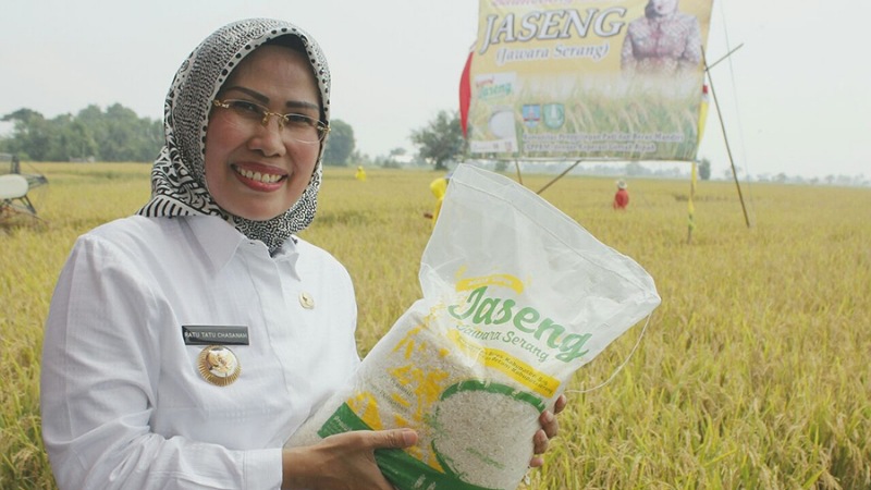 Bupati Serang Ratu Tatu Chasanah mendapat penghargaan Satyalancana Wira Karya dari Presiden Joko Widodo untuk bidang pertanian. (Foto: Istiqomat)