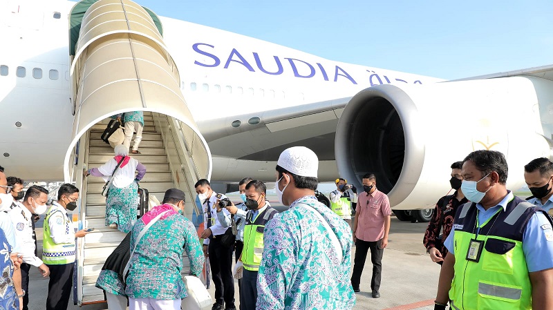 Ilustrasi jemaah haji Indonesia saat menaiki pesawat Saudia Airlines. (Foto: Repro)