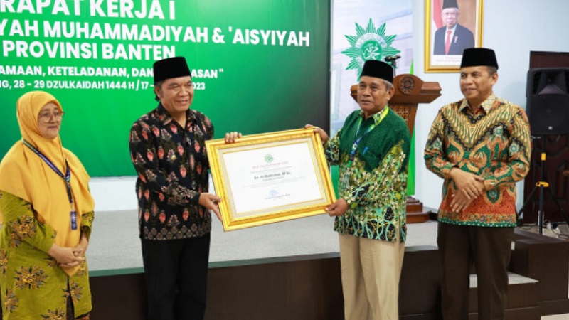 Pj Gubernur Banten Al Muktabar mendapat penghargaan dari PW Muhammadiyah Provinsi Banten. (Foto: Dok Pemprov)