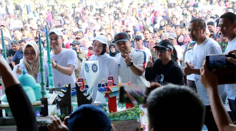 Walikota Tangerang Arief Wismansyah menghadiri peringatan Sekarwangi Cake ke 15 di Alun - Alun Ahmad Yani, Kota Tangerang, Minggu (18/6). (Foto: Dok Pemkot)