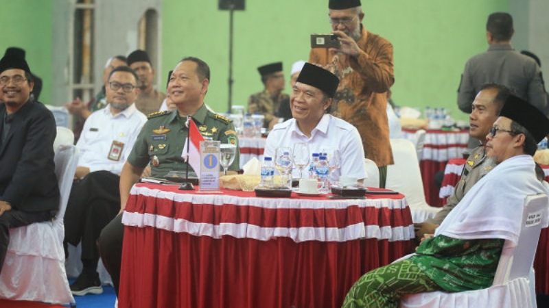 Pj Gubernur Banten Al Muktabar saat menghadiri acar Komunikasi Sosial Ulama dan Umaro. (Foto: Dok Pemprov)