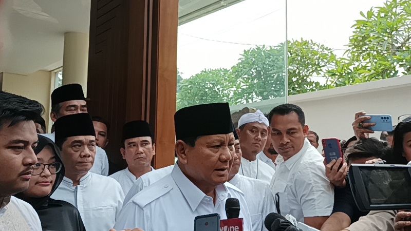 Ketum DPP Partai Gerindra Prabowo Subianto saat melayat ke rumah duka almarhum Desmond J Mahesa