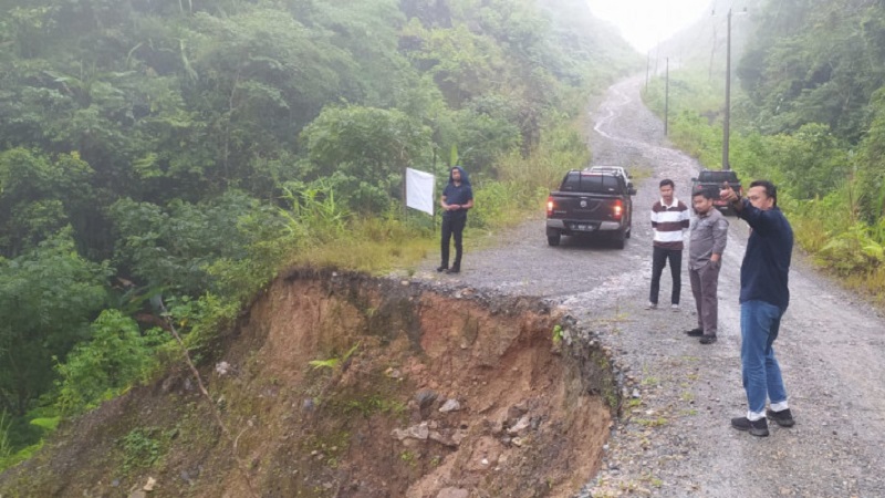Pemantauan jalan longsor di ruas Jalan Ciparay-Cikumpay Kabupaten Lebak. (Foto: Dok Pemprov)