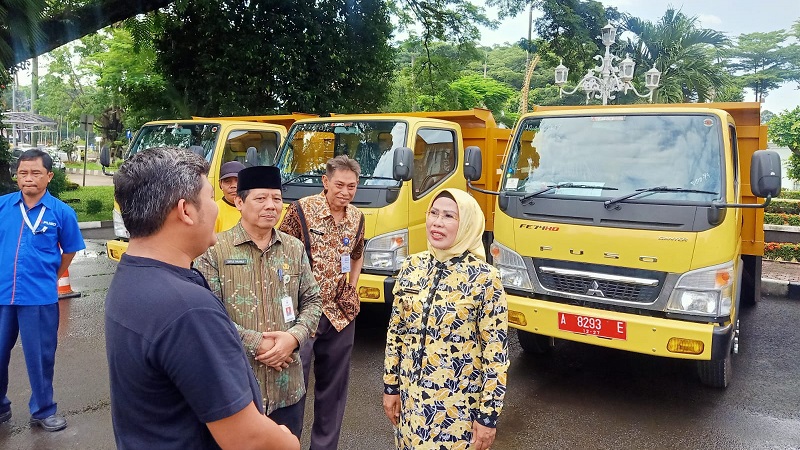 Bupati Serang Ratu Tatu Chasanah bersama Kepala DLH Kabupaten Serang Prauri melihat penambahan truk armada sampah. (Foto: Dok Pemkab)