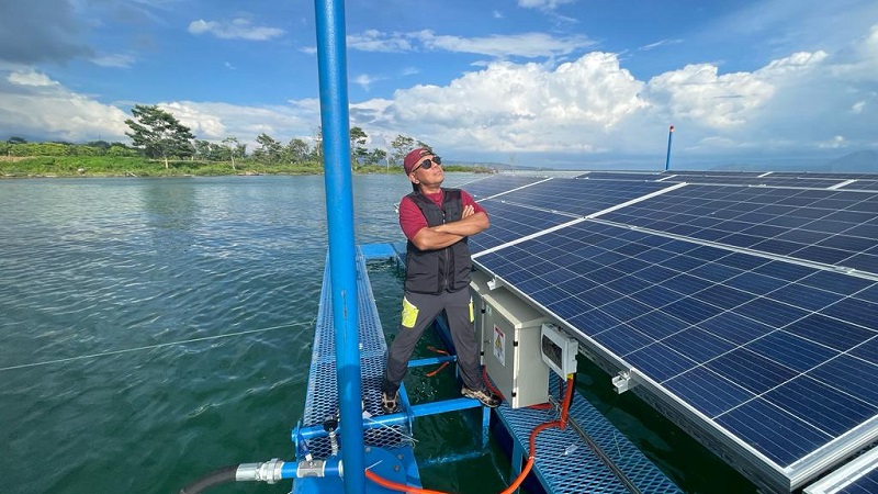 Jack Poltak Sitinjak bersama solar cell yang ada di Danau Toba. (Foto: Disway)