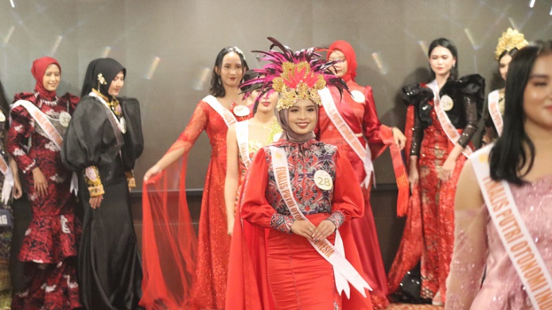 Nunu Amaliya (No 28) menjadi perwakilan Kabupaten Tangeran di ajang Putri Otonomi Indonesia (POI).